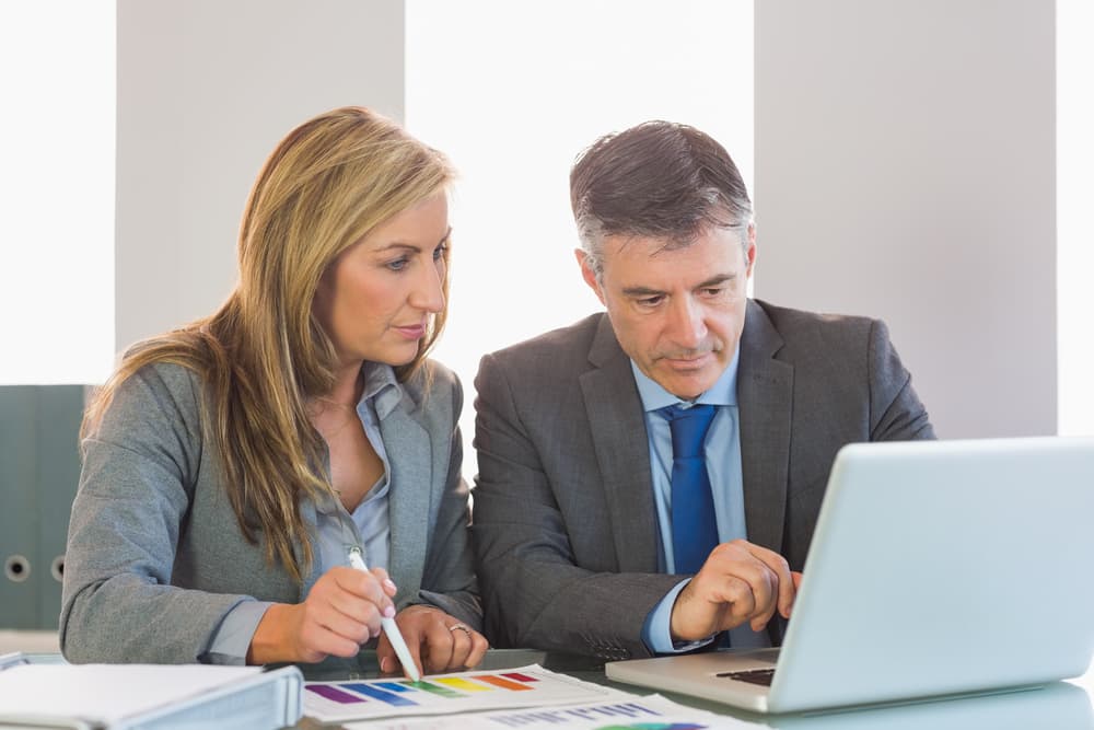 Entretien RH — manager et collaborateur autour d'un dossier Practeos.
