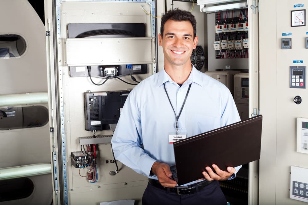 Technicien de maintenance intervenant sur une installation avec relevé Practeos.